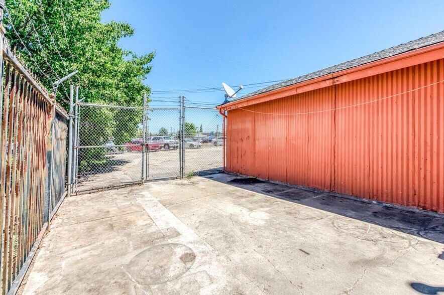 More Photos Of 2403-2405 E Clinton Ave, Fresno General Retail For Sale