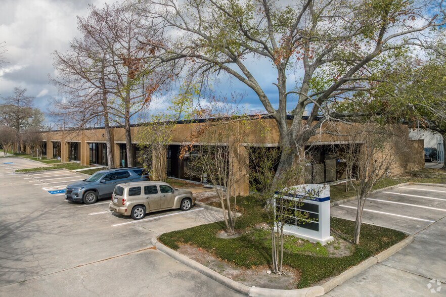 More Photos Of 1400 N Sam Houston Pky E, Houston Unknown For Lease