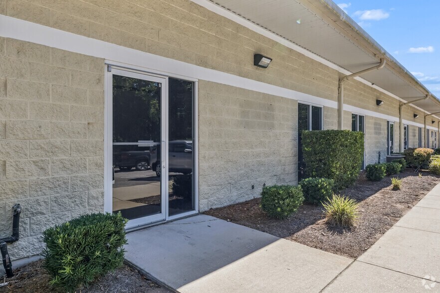 More Photos Of 11210 E Phillips Industrial Blvd, Jacksonville Warehouse For Lease