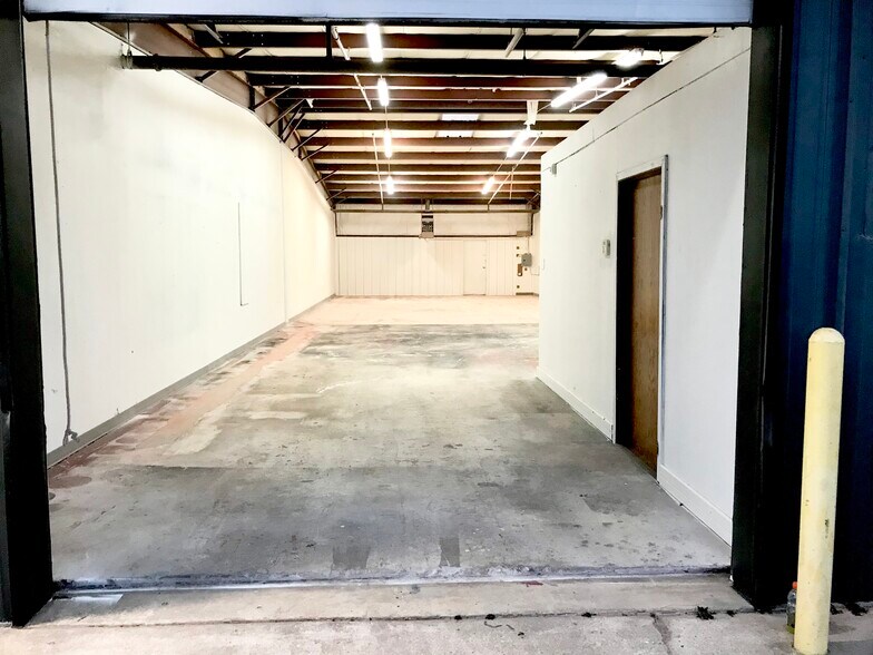 More Photos Of 400 Maxi Ct, Yukon Warehouse For Lease