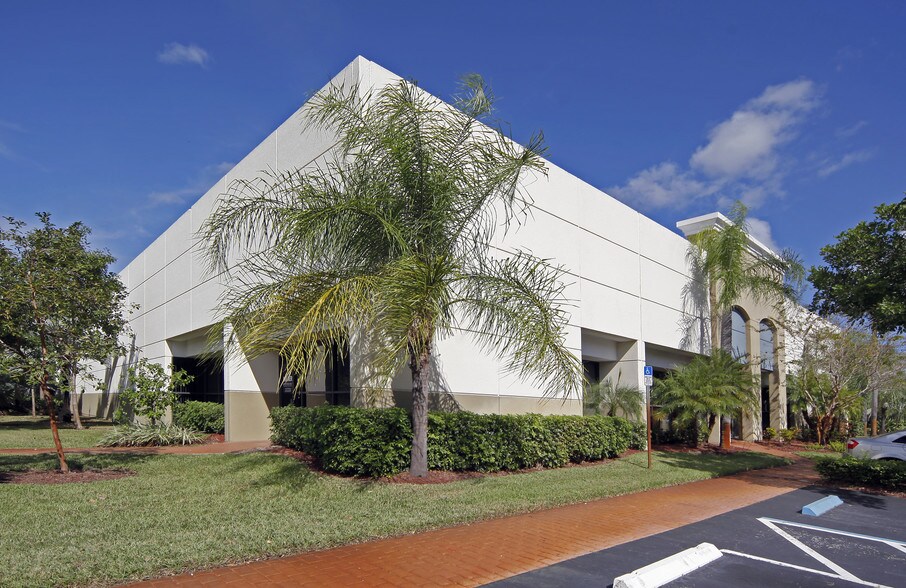 More Photos Of 712-734 S Military Trl, Deerfield Beach Warehouse For Lease