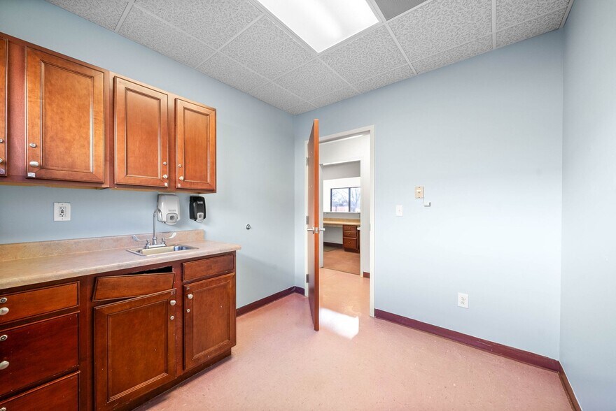 More Photos Of 215 8th St, Clarksville Medical For Lease