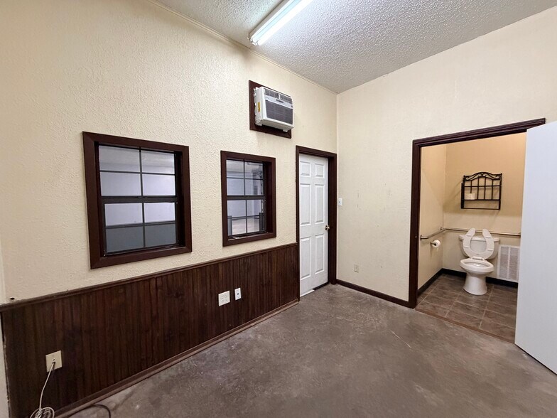 More Photos Of 730 Wainwright St, Denton Office For Lease
