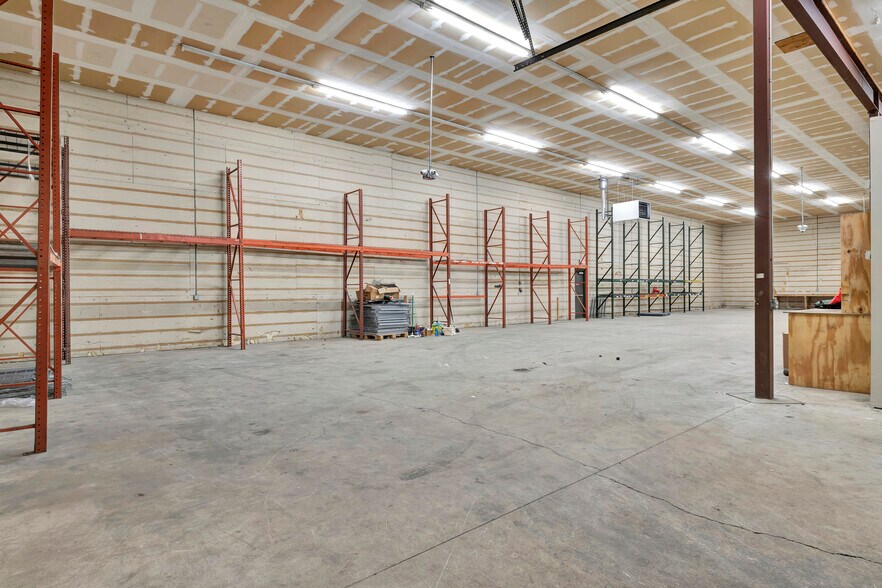More Photos Of 4 Lewis Cir, Wilmington Warehouse For Lease