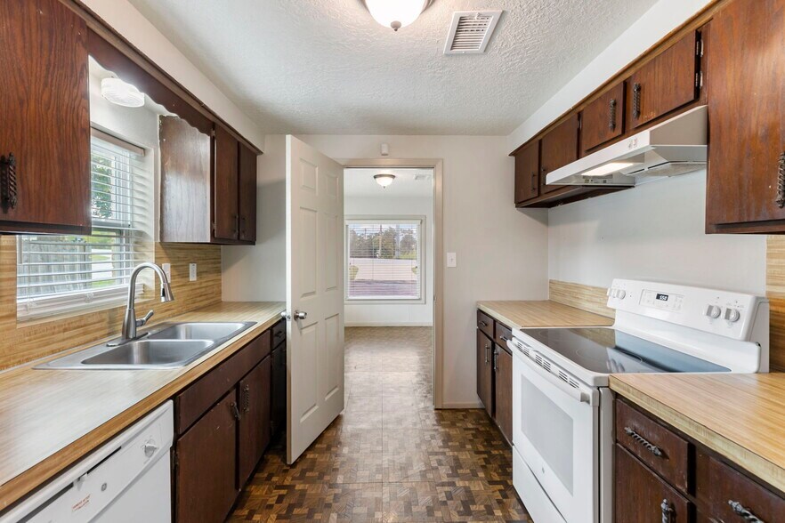 More Photos Of 10766 Fm 1097 Rd W, Willis Office Residential For Sale