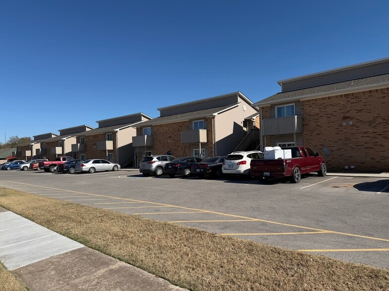 Primary Photo Of 1311 Glen Oaks Ct, Norman Apartments For Sale