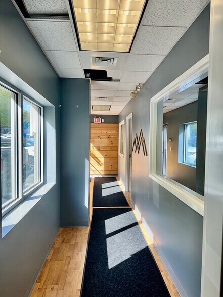 More Photos Of 160 S Turnpike Rd, Wallingford Light Distribution For Lease