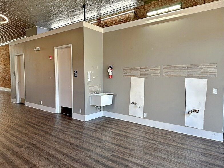 More Photos Of 148 W Broadway, Council Bluffs Storefront For Lease