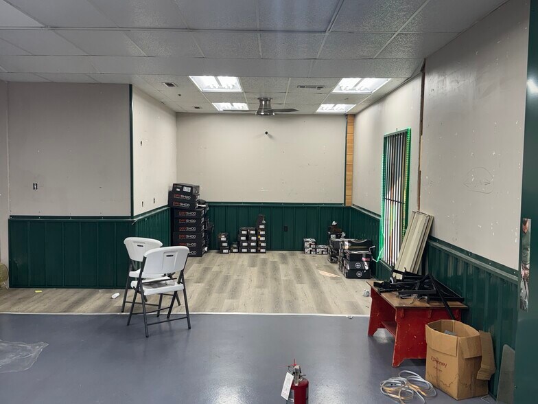 More Photos Of 990 N Daleville Ave, Daleville Warehouse For Sale