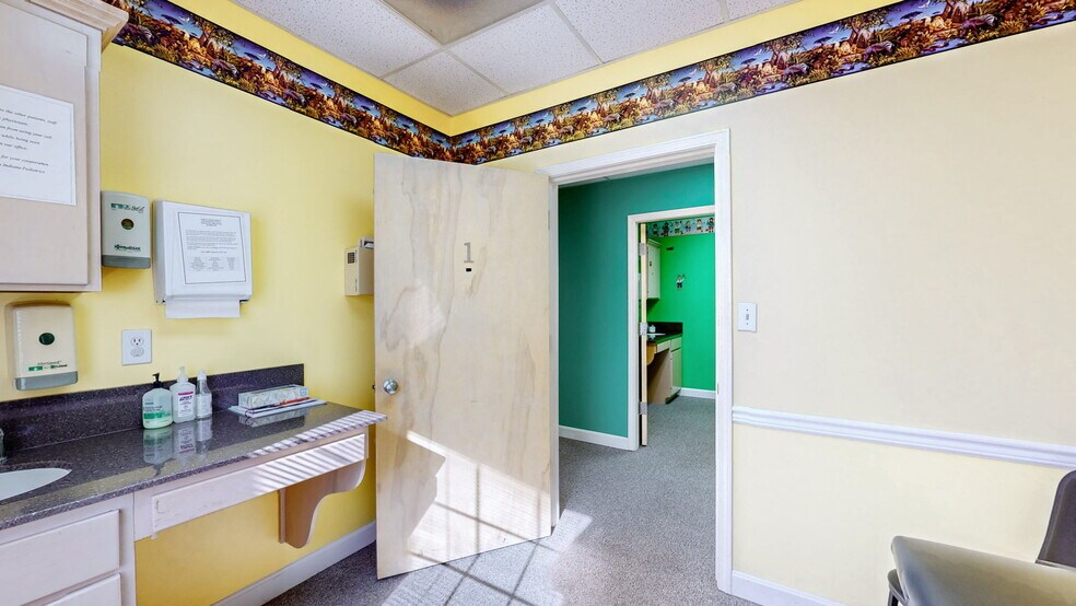 More Photos Of 1701 Spring St, Jeffersonville Medical For Sale