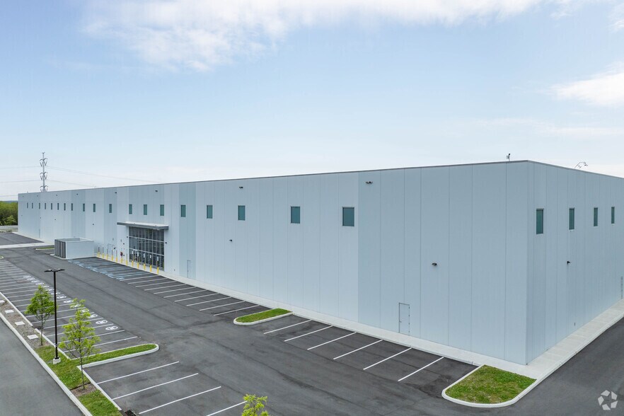 More Photos Of 1001 Express Drive North, Yaphank Distribution For Lease