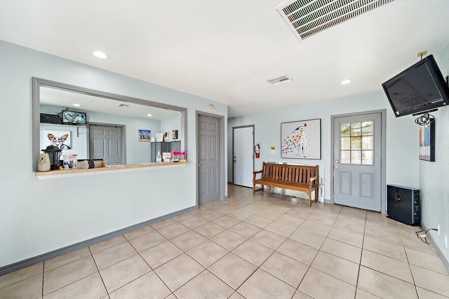 More Photos Of 1115 Dickinson Ave, Dickinson Veterinarian Kennel For Sale