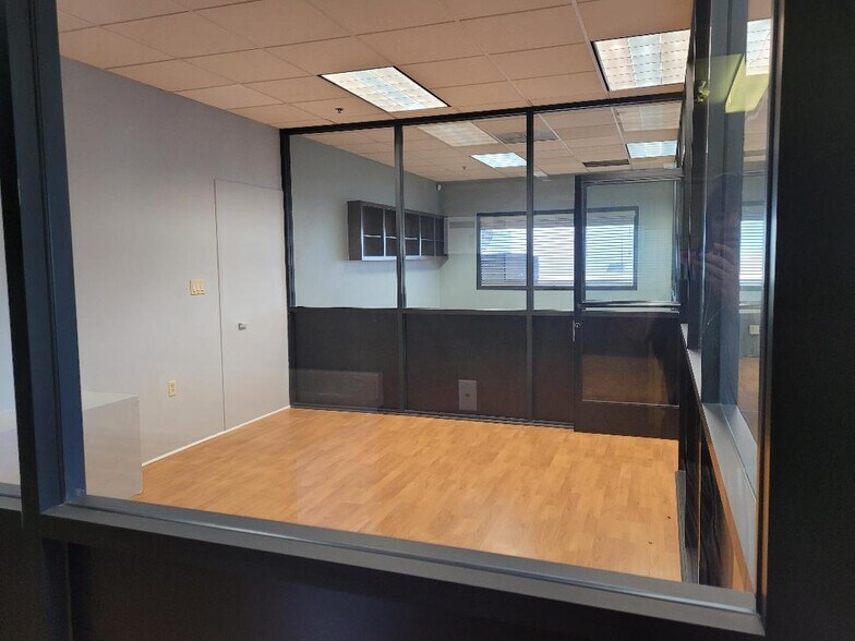 More Photos Of 1009-1033 Brooks St, Ontario Warehouse For Lease