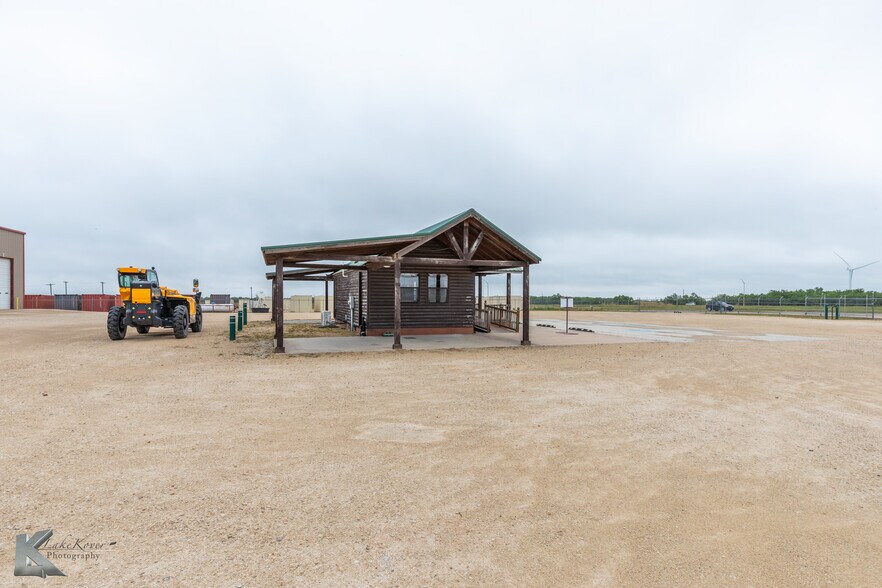 More Photos Of 10027 S Frontage Rd, Clyde Manufacturing For Sale