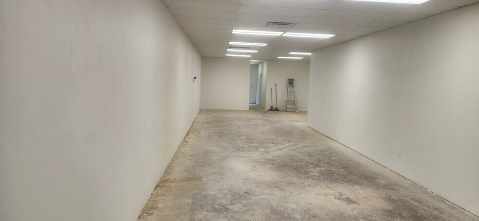 More Photos Of 10389-10409 W Pleasant Valley Rd, Cleveland Unknown For Lease