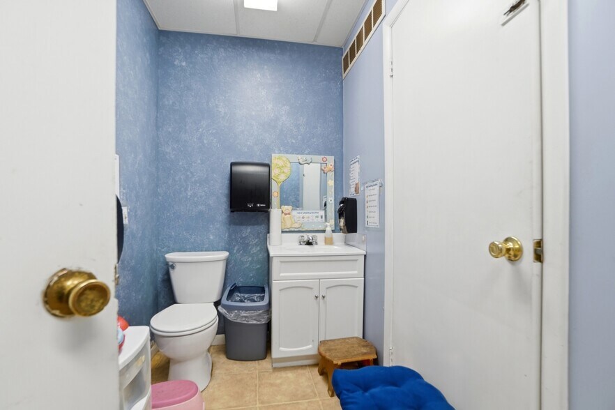 More Photos Of 213 N Broadway St, Spencerville Flex For Sale
