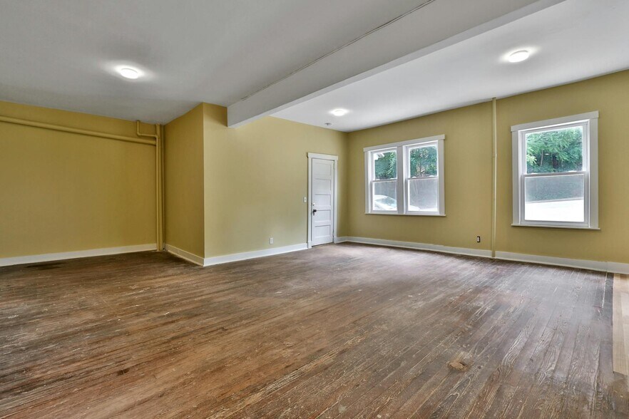 More Photos Of 68 Brook St, Croton On Hudson Showroom For Sale