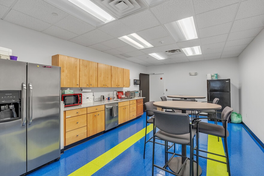 More Photos Of 45 Bartlett St, Marlborough Light Manufacturing For Lease