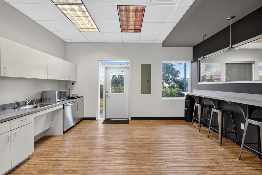More Photos Of 10601 Pecan Park Blvd, Austin Office For Sale