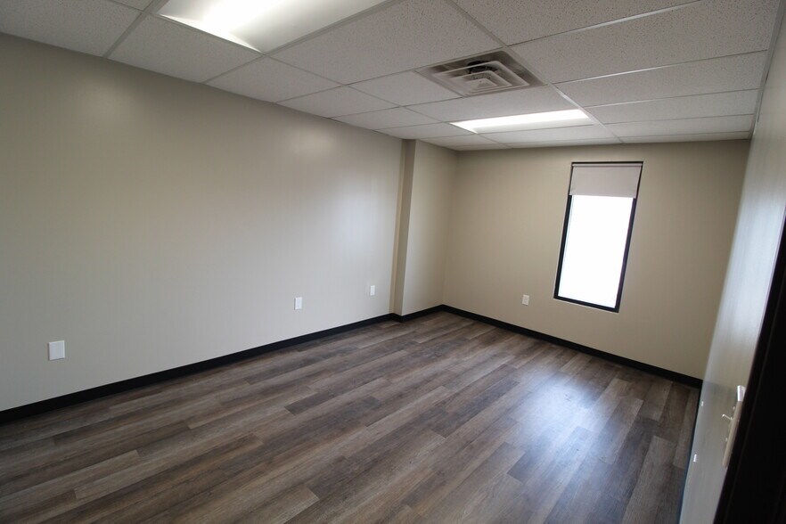 More Photos Of 7320 W 162nd St, Overland Park Showroom For Lease