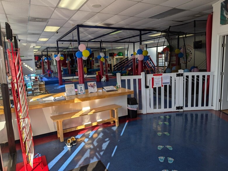 More Photos Of 1909 Santa Monica Blvd, Santa Monica Storefront For Lease