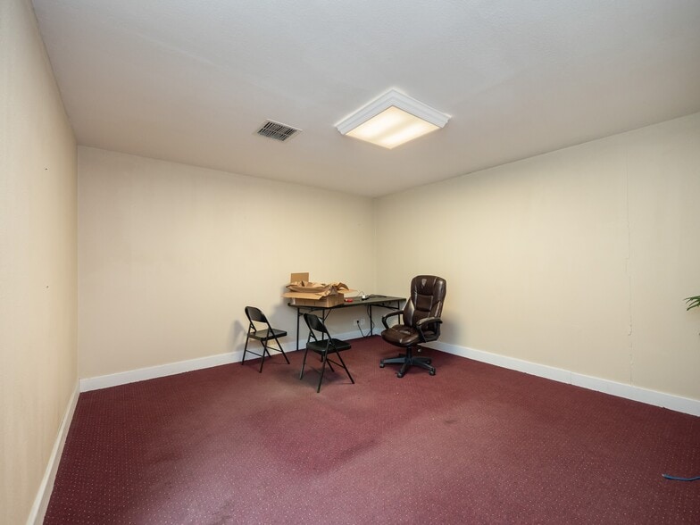 More Photos Of 318 W Byrd Blvd, Universal City Office For Sale