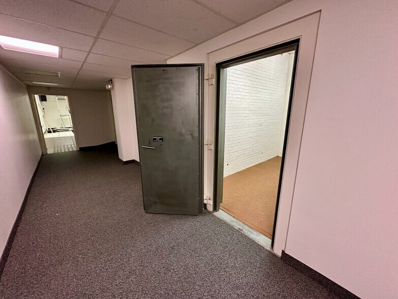 More Photos Of 1702 Battleground Ave, Greensboro Bank For Lease