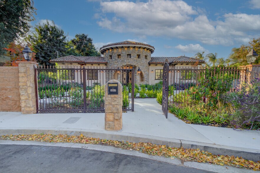 More Photos Of 5647 Beckford Ave, Tarzana Rehabilitation Center For Lease