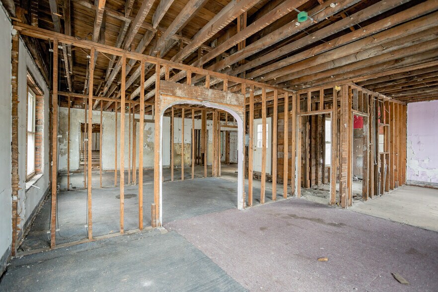 More Photos Of 2640 Junction St, Detroit Storefront Retail Residential For Sale