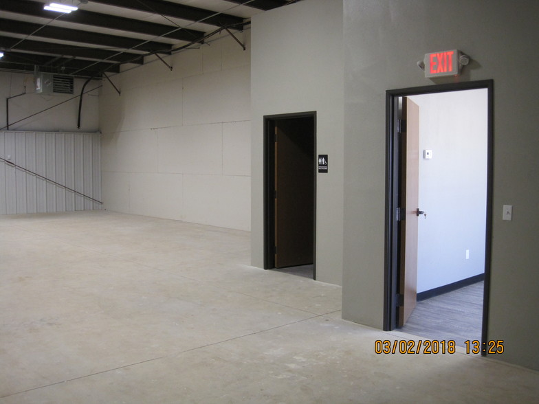 More Photos Of 14401 N Lincoln Blvd, Edmond Warehouse For Lease