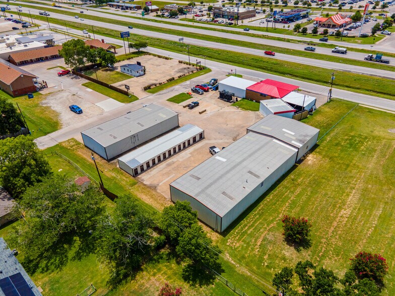 More Photos Of 2000 Front St, Kaufman Warehouse For Lease