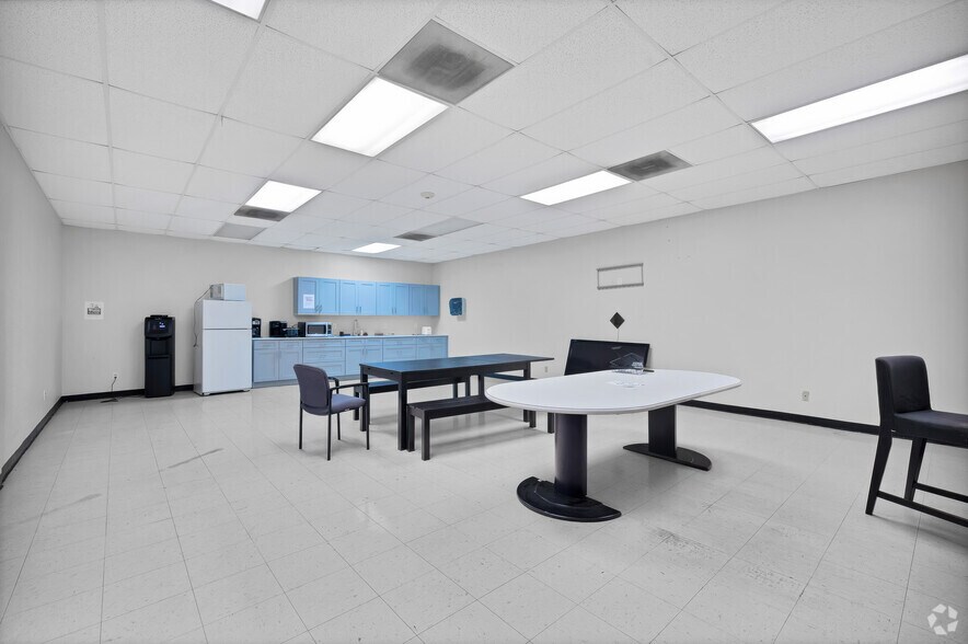 More Photos Of 2748-2758 Bingle Rd, Houston Unknown For Lease