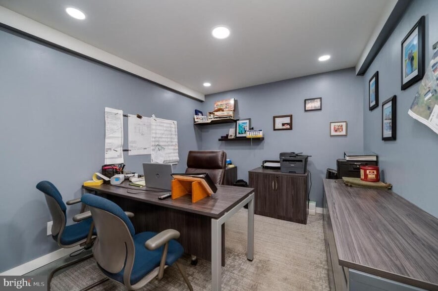 More Photos Of 519 Main St, Blandon Flex For Sale