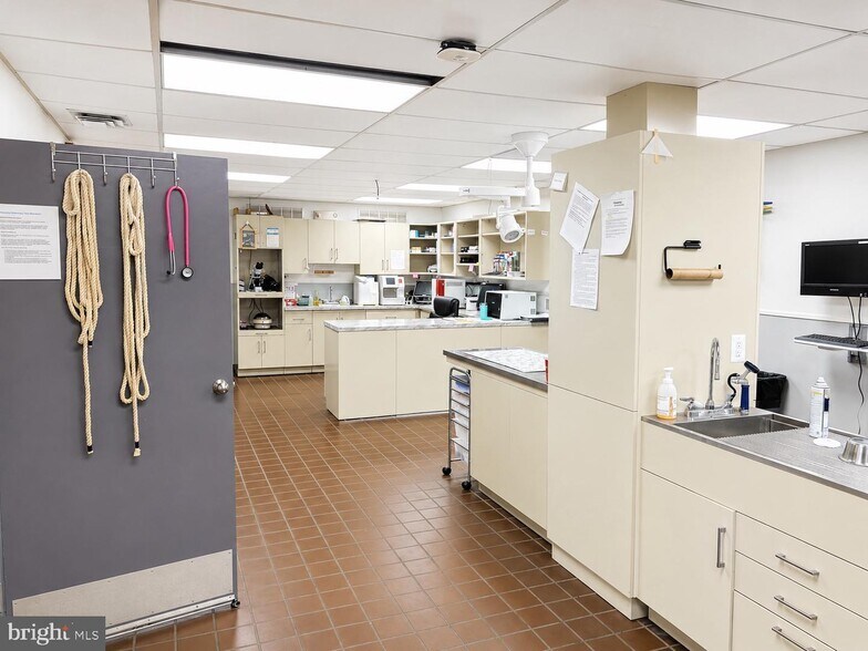 More Photos Of 404 Snow Hill Rd, Salisbury Veterinarian Kennel For Lease