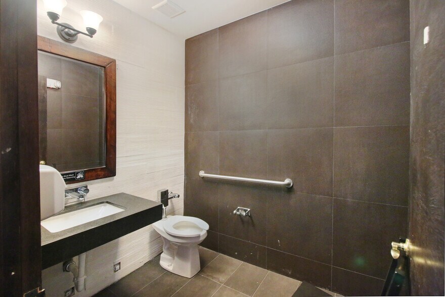 More Photos Of 1542 Washington Ave, Miami Beach Restaurant For Sale