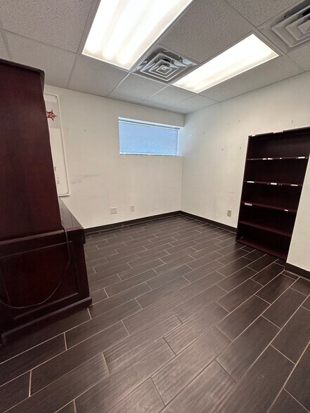 More Photos Of 1119 Fresno St, San Antonio Light Manufacturing For Sale