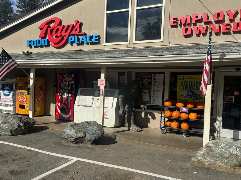 More Photos Of 143 Davis Rd, Happy Camp Storefront For Sale
