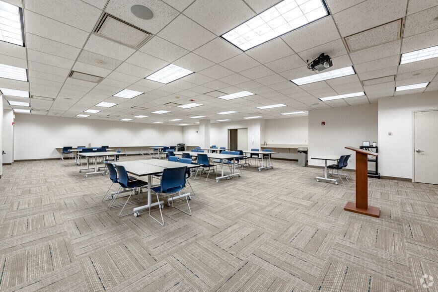 More Photos Of 6200 Oak Tree Blvd, Independence Office For Lease