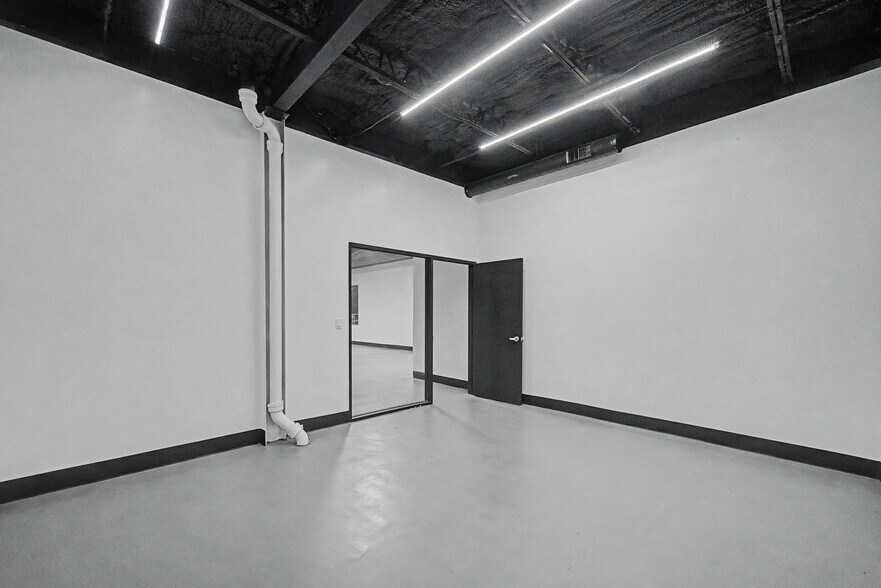 More Photos Of 6115 Skyline Dr, Houston Warehouse For Lease