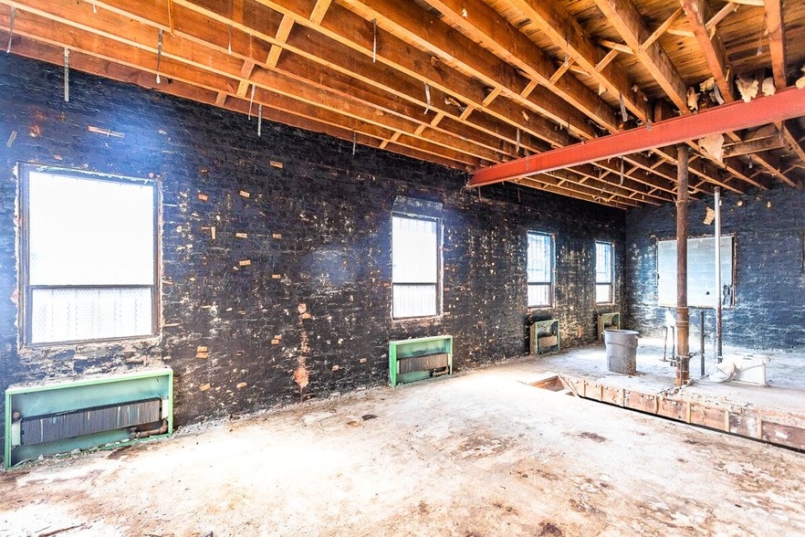 More Photos Of 1539 Covert St, Ridgewood Warehouse For Lease