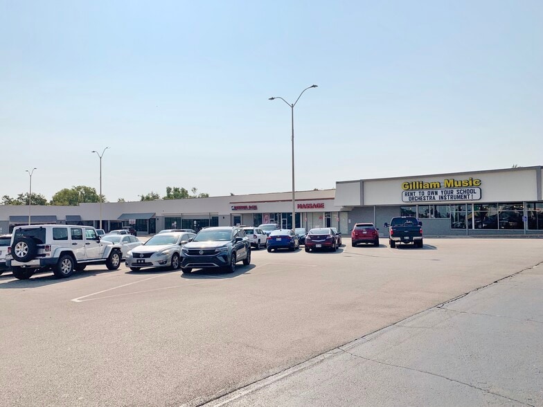 More Photos Of 2224-2300 W Main St, Norman Unknown For Lease