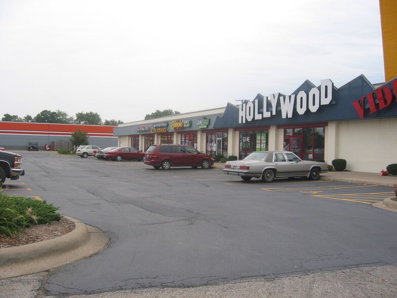 More Photos Of 3125-3127 N University St, Peoria General Retail For Sale