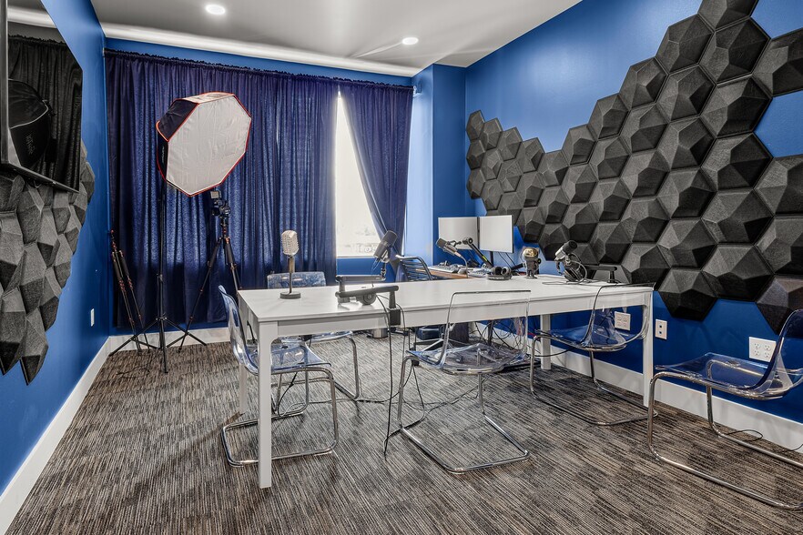 More Photos Of 132 W International Speedway Blvd, Daytona Beach Office For Lease