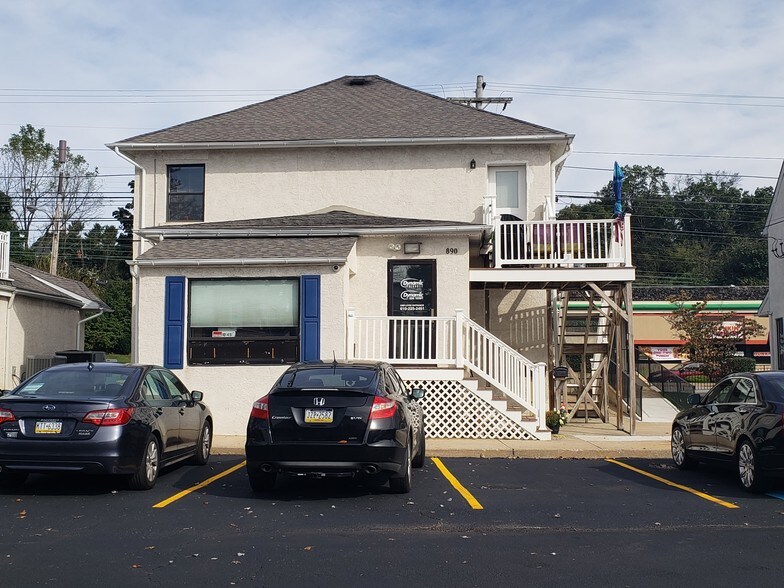 More Photos Of 890 Lancaster Ave, Devon Storefront Retail Residential For Lease