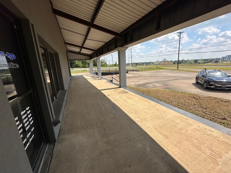 More Photos Of 3111 S Travis St, Sherman Distribution For Lease