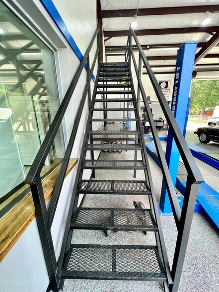 More Photos Of 1308 N Frazier St, Conroe Service For Sale