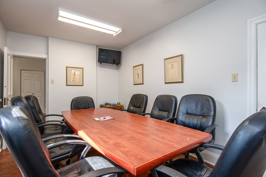 More Photos Of 109 College St, Kitchener Office For Sale