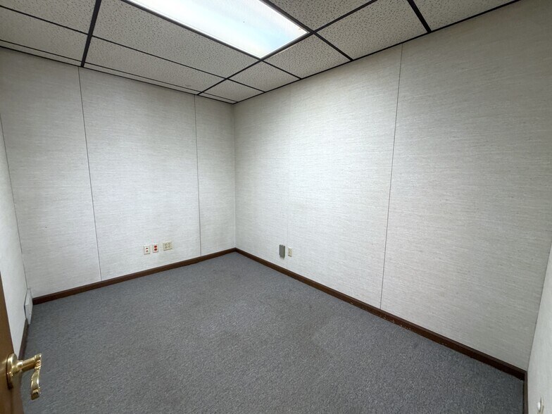 More Photos Of 305 N Mason St, Carrollton Office For Sale