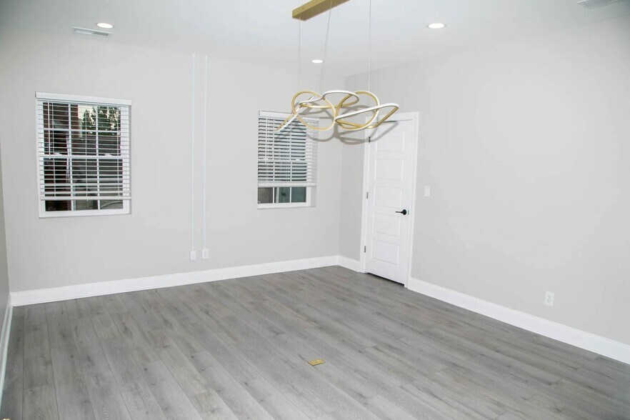 More Photos Of 101 N Market St, Benson Office For Lease