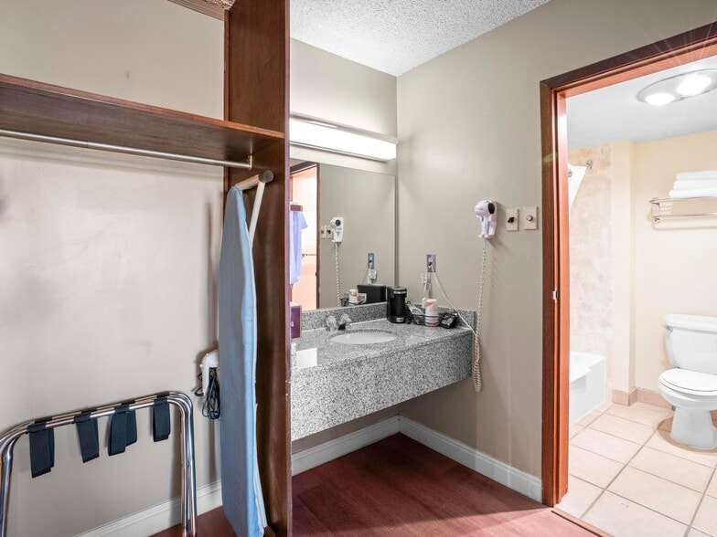 More Photos Of 1225 S State St, Salina Hotel For Sale